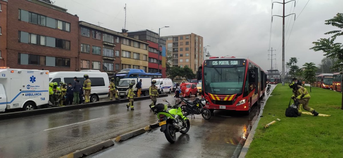 Así está la movilidad en Bogotá Esta mañana ha sido caótica en cuanto a tráfico se refiere. Aparte de las obras que se desarrollan en muchas vías de la capital, la lluvia durante gran parte del día ha hecho de la movilidad hoy todo un caos con represamientos y trancones en muchísimas partes de la capital. Acá le contamos cómo se está moviendo la ciudad y cuál es la situación del tráfico. Lo peor de todo es que para la tarde también se prevén lluvias fuertes.