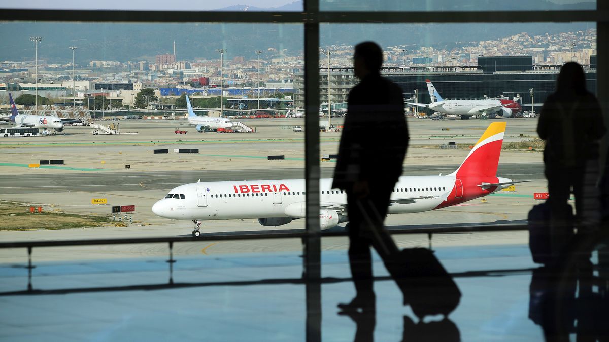 Avianca y Viva Air se unificarán Avianca anunció que concretó la alianza con la aerolínea low cost Viva Air, como lo había anticipado en primicia LR, como parte de un proyecto para fortalecerse como Grupo Empresarial y aprovechar eficiencias económicas. El negocio, que incluye Viva en Colombia y Perú, fue dado a conocer por accionistas mayoritarios de ambas aerolíneas esta mañana y la idea es que Viva y Avianca pasen a formar parte de la nueva holding Avianca Group International Limited (Avianca Group).