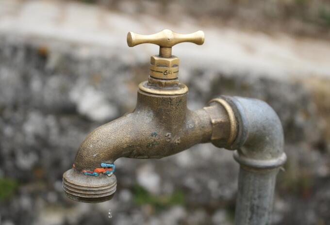 Pilas con los cortes de agua para este jueves Para garantizar el suministro de agua a todos los usuarios, la Empresa de Acueducto y Alcantarillado de Bogotá (EAAB) realizará este jueves 31 de marzo de 2022 cortes de agua por obras de reparación en las redes de distribución de algunos sectores de la ciudad.