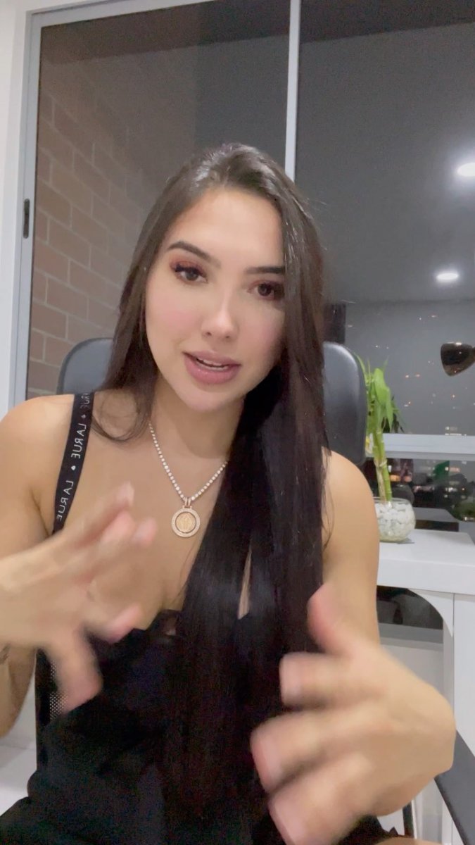 Aída Merlano rompió el silencio ante las especulaciones de una relación con Cossio Recientemente, el influencer Yeferson Cossio confesó que la relación con la modelo Jenn Muriel había llegado a su fin desde hacía varias semanas, pero aclaró que esto no tenía nada que ver con su video íntimo que había salido a la luz hace pocos días. Aunque los usuarios de las redes sociales empezaron a especular también que esto podría tratarse de una nueva relación, nada más y nada menos que con la bella y sensual Aída Merlano, hija de la política que se encuentra huyendo de la justicia colombiana.