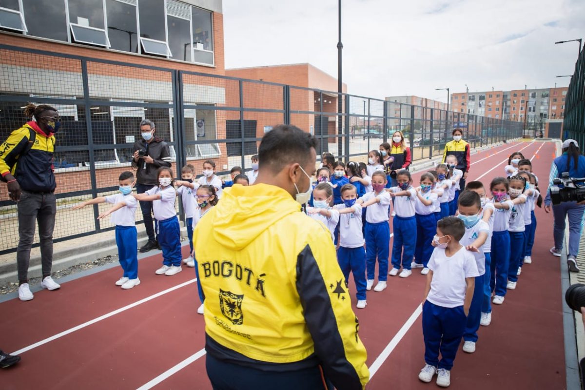 Entregan dos nuevos colegios en Bosa Dos nuevos colegios en Bosa fueron entregados por el Distrito en la mañana de este lunes. Con esto, según lo manifestado por la Alcaldía de la ciudad, se avanza en la meta de entregar 35 colegios nuevos o restituidos a lo largo del cuatrienio, aumentando así en más de 2 mil la oferta de cupos, y garantizando mejores espacios en las instituciones de educación públicas.