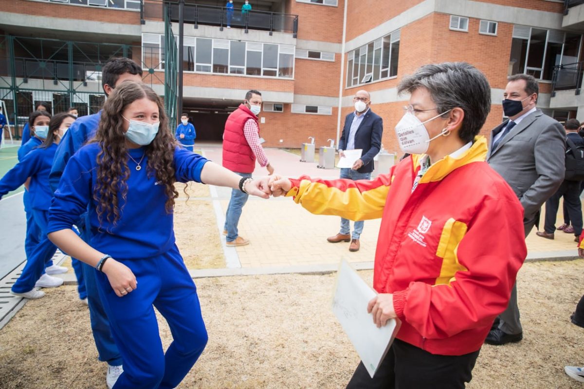 Entregan dos nuevos colegios en Bosa Dos nuevos colegios en Bosa fueron entregados por el Distrito en la mañana de este lunes. Con esto, según lo manifestado por la Alcaldía de la ciudad, se avanza en la meta de entregar 35 colegios nuevos o restituidos a lo largo del cuatrienio, aumentando así en más de 2 mil la oferta de cupos, y garantizando mejores espacios en las instituciones de educación públicas.