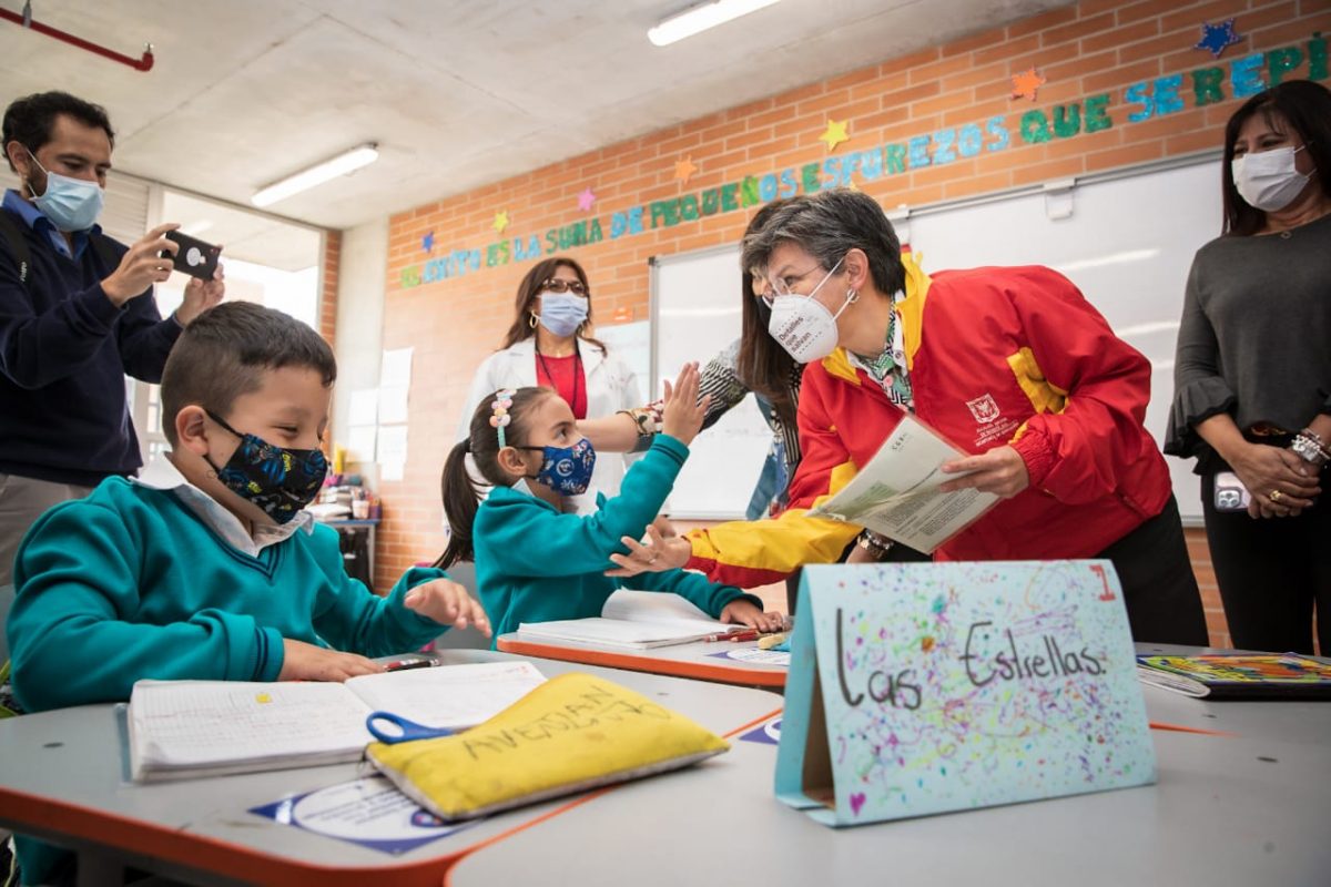 Entregan dos nuevos colegios en Bosa Dos nuevos colegios en Bosa fueron entregados por el Distrito en la mañana de este lunes. Con esto, según lo manifestado por la Alcaldía de la ciudad, se avanza en la meta de entregar 35 colegios nuevos o restituidos a lo largo del cuatrienio, aumentando así en más de 2 mil la oferta de cupos, y garantizando mejores espacios en las instituciones de educación públicas.