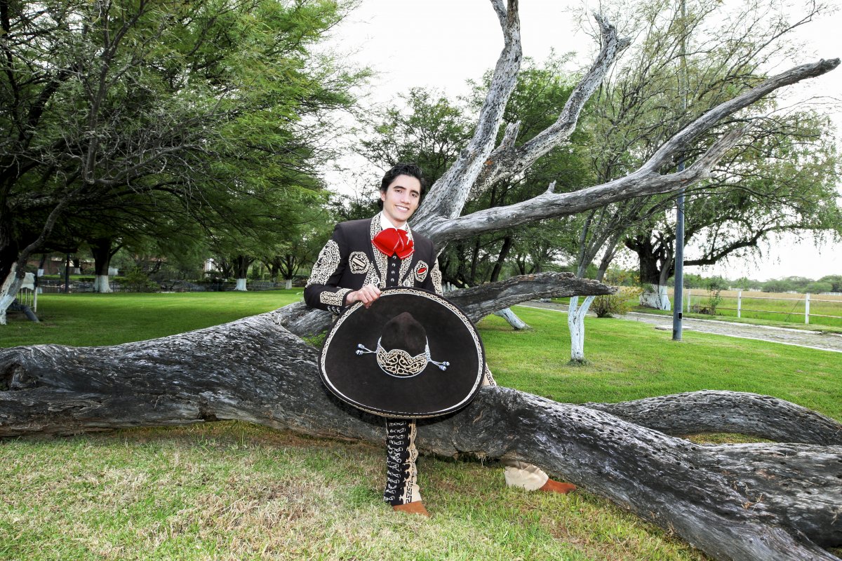 Nieto de Vicente Fernández busca innovar el genero del Mariachi 1 Nieto de Vicente Fernández busca innovar el genero del Mariachi Tras superar la pérdida de su abuelo, Vicente Fernández, Alex Fernández se prepara para lanzar en la noche de este jueves una nueva canción, buscando darle una nueva imagen al mariachi.