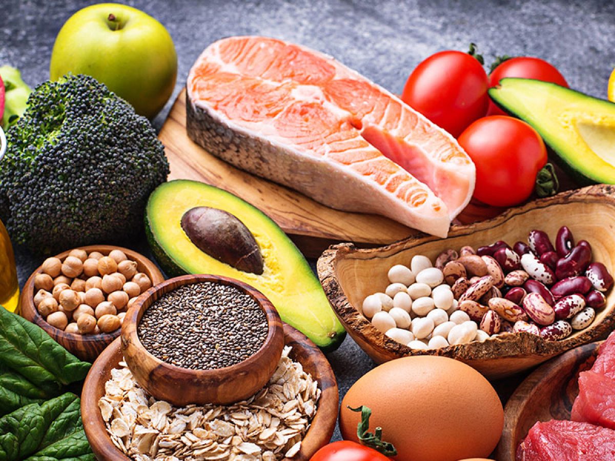 Échele un vistazo a los alimentos que están bajando de precio en Bogotá￼ Con el inicio de una nueva semana y una subida súbita en varios alimentos básicos de la canasta familiar, según el comercio mayorista, varios productos como el frijol, la arveja verde seca, entre otros, ya empezaron a bajar y a normalizar su precio para todos los consumidores.