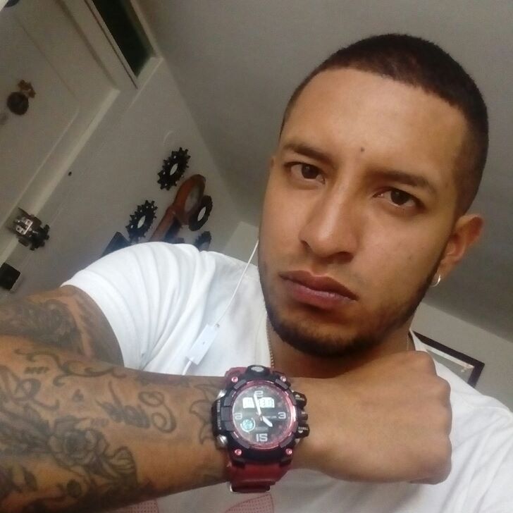 En atraco asesinan a Andrés en Soacha A Andrés Ariel Vizcaya Calceto unos malandros no solo le robaron su bicicleta, sino también la vida, llevándose consigo los sueños y proyectos de este joven, y dejando a su paso un profundo dolor entre sus familiares y amigos, quienes hoy no pueden creer que la delincuencia haya cobrado otra vida.