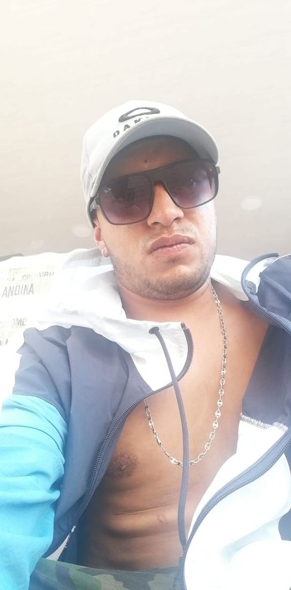 En atraco asesinan a Andrés en Soacha 2 En atraco asesinan a Andrés en Soacha A Andrés Ariel Vizcaya Calceto unos malandros no solo le robaron su bicicleta, sino también la vida, llevándose consigo los sueños y proyectos de este joven, y dejando a su paso un profundo dolor entre sus familiares y amigos, quienes hoy no pueden creer que la delincuencia haya cobrado otra vida.