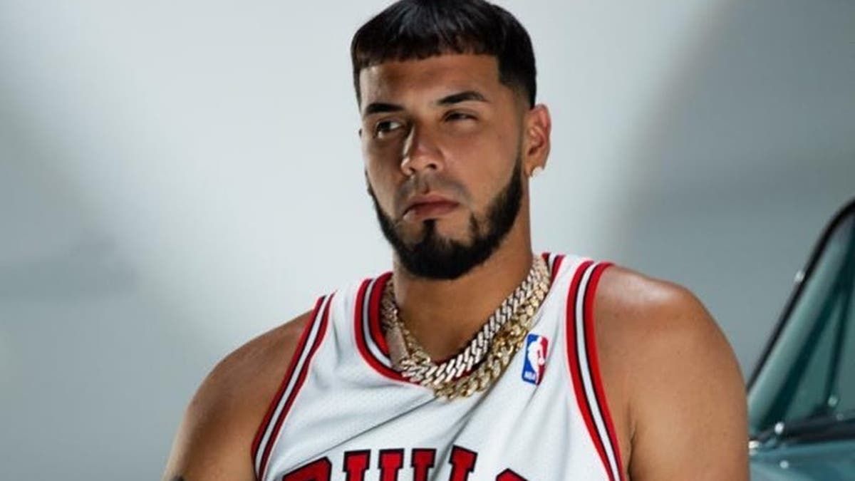 Anuel le regaló sus tenis a unos niños luego de partido de la NBA 2 Anuel le regaló sus tenis a unos niños luego de partido de la NBA El cantante de música urbana Anuel AA sigue siendo tendencia, pero esta vez no por su polémica relación con su pareja Yailin, sino por un gesto que tuvo con un par de niños luego de un partido de la NBA en el que jugó con otras celebridades.