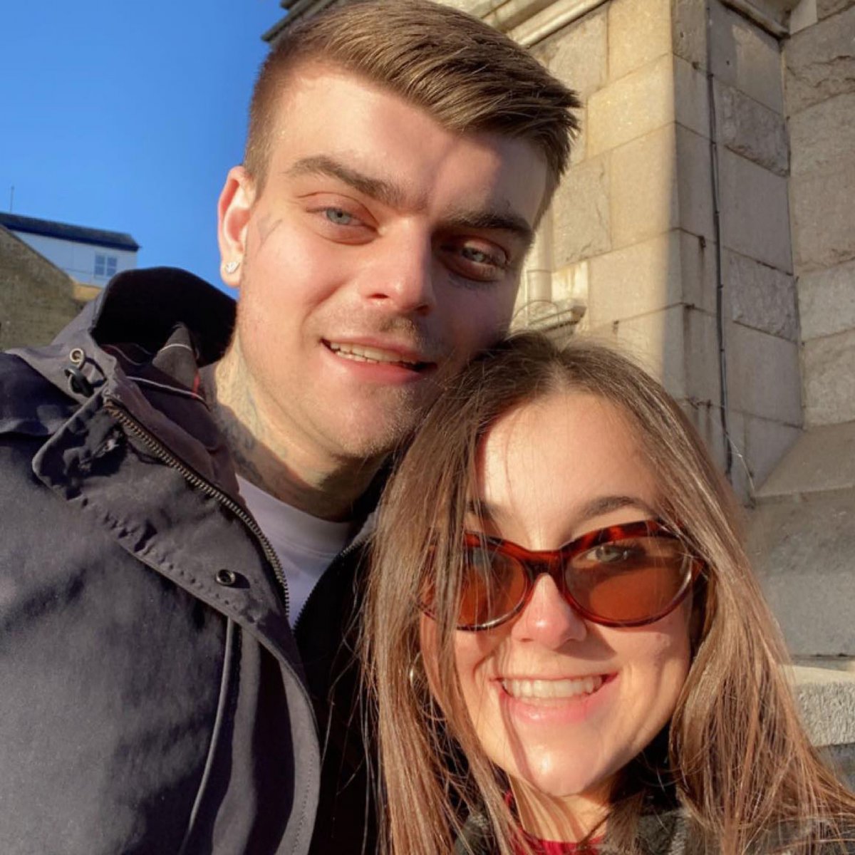 Viajó a conocer al amor de su vida y este la mató 2 Viajó a conocer al amor de su vida y este la mató Recientemente se conoció la historia de una joven de 19 años que viajó desde Canadá al Reino Unido para conocer al que creyó era el amor de su vida, pero lastimosamente este la mató.