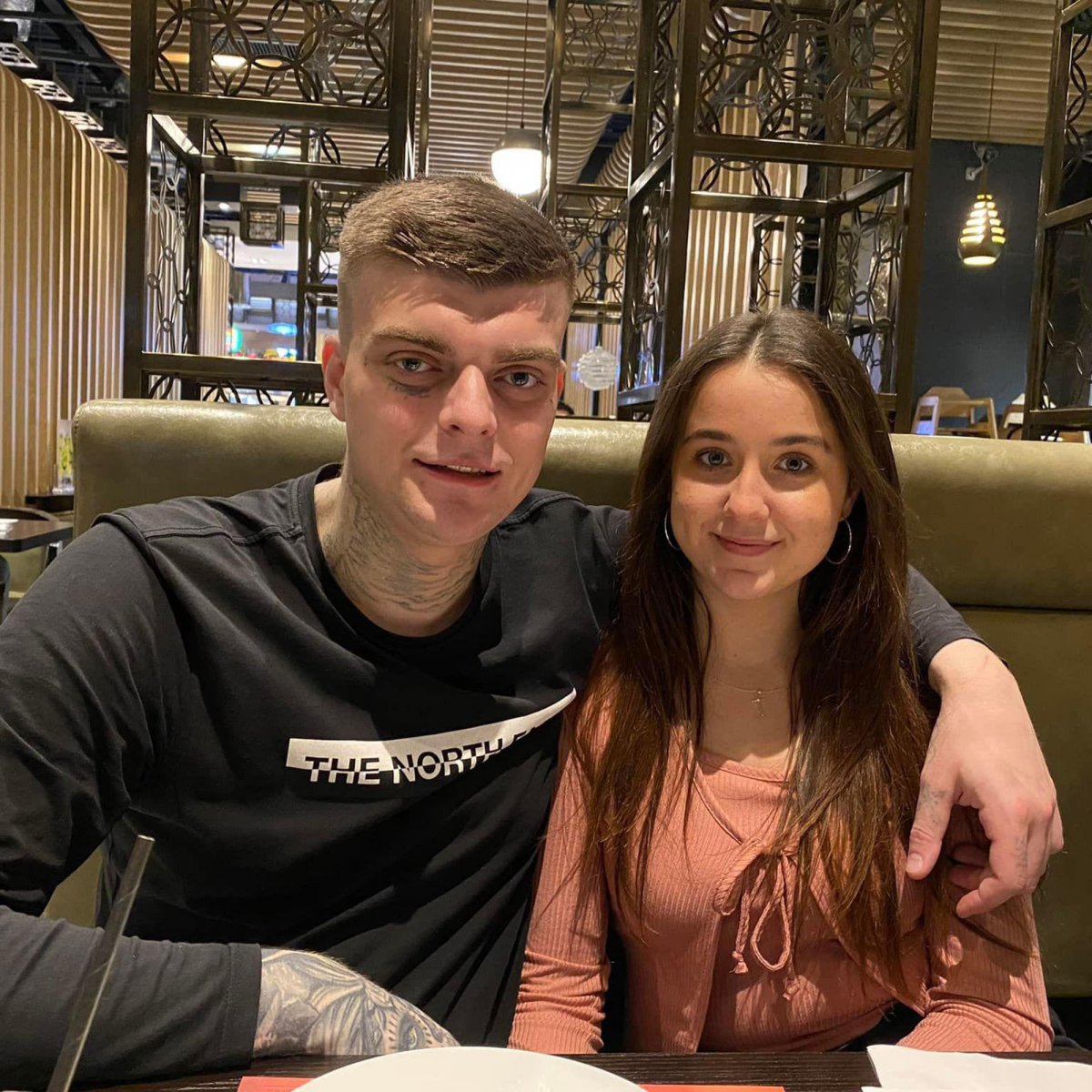 Viajó a conocer al amor de su vida y este la mató Recientemente se conoció la historia de una joven de 19 años que viajó desde Canadá al Reino Unido para conocer al que creyó era el amor de su vida, pero lastimosamente este la mató.