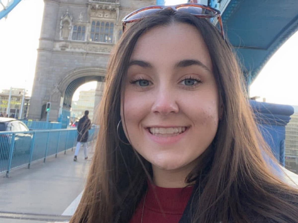 Viajó a conocer al amor de su vida y este la mató 1 Viajó a conocer al amor de su vida y este la mató Recientemente se conoció la historia de una joven de 19 años que viajó desde Canadá al Reino Unido para conocer al que creyó era el amor de su vida, pero lastimosamente este la mató.