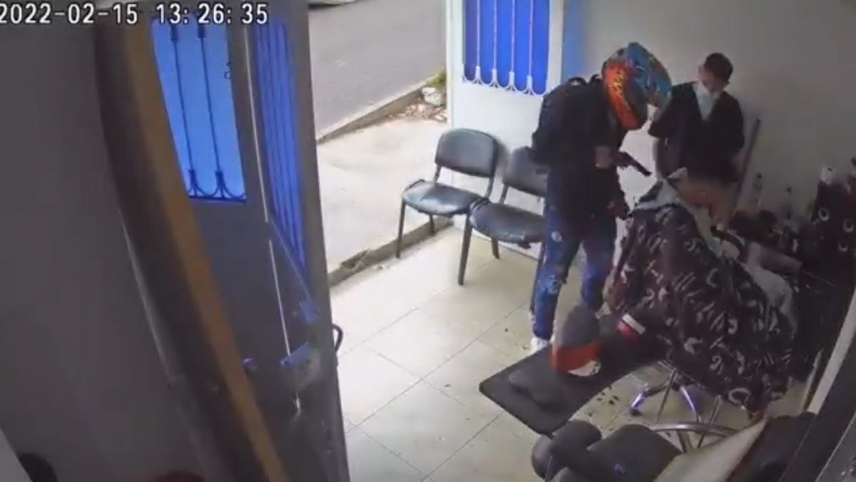 EN VIDEO: ¡Indignante ladrón! Se metió a peluquería y robó hasta un niño 1 EN VIDEO: ¡Indignante ladrón! Se metió a peluquería y robó hasta un niño Inseguridad es la palabra que más suena en las calles de Bogotá, pues cada día son más los casos que se conocen de atracos en diferentes sectores de la ciudad. En un video dado a conocer de manera reciente quedó registrado el momento en el que un delincuente entró con un casco de moto puesto a una peluquería para robar a los clientes.