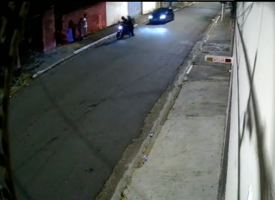 EN VIDEO: motorizados roban a transeúntes y el karma fue instantáneo 3 EN VIDEO: motorizados roban a transeúntes y el karma fue instantáneo A través de las redes sociales se conoció un impresionante video, en el que dos ladrones que se movilizaban en una moto, fueron arrollados por un auto que venía a toda velocidad.