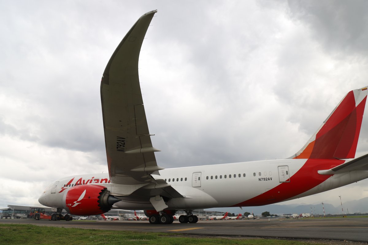 Avianca y Viva Air se unificarán Avianca anunció que concretó la alianza con la aerolínea low cost Viva Air, como lo había anticipado en primicia LR, como parte de un proyecto para fortalecerse como Grupo Empresarial y aprovechar eficiencias económicas. El negocio, que incluye Viva en Colombia y Perú, fue dado a conocer por accionistas mayoritarios de ambas aerolíneas esta mañana y la idea es que Viva y Avianca pasen a formar parte de la nueva holding Avianca Group International Limited (Avianca Group).
