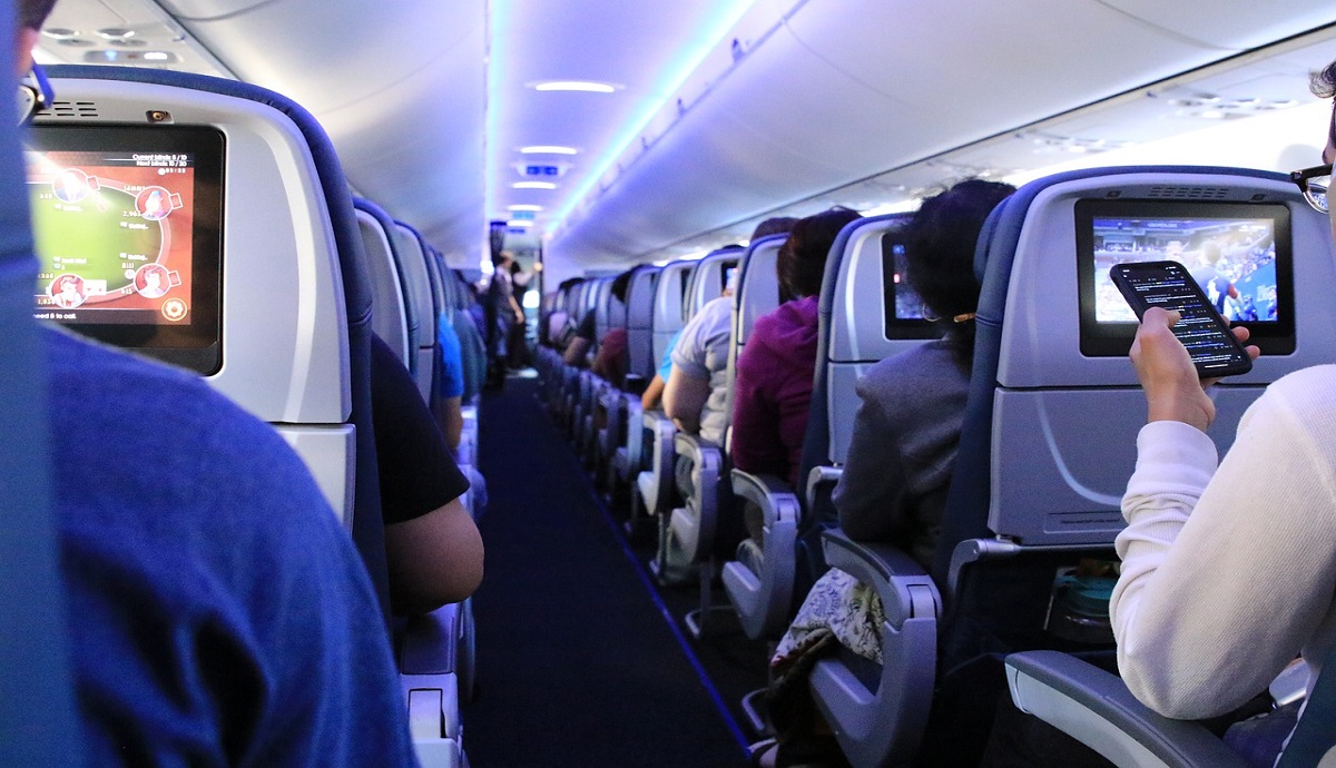Denuncian presunta agresión a un bebé en medio de un vuelo 3 Denuncian presunta agresión a un bebé en medio de un vuelo Por medio de Twitter se dio a conocer este jueves el caso de una presunta agresión en un vuelo entre Bogotá y Barcelona, de la compañía de Avianca, el pasado 6 de febrero, cuando aparentemente una pasajera golpeó en el rostro a un bebé que viajaba con su madre.