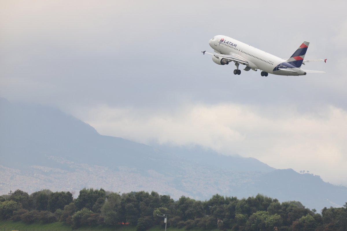 Italia, Alemania y otros países cierran espacio aéreo a aviones rusos 7 Italia, Alemania y otros países cierran espacio aéreo a aviones rusos El ministro de Transporte alemán, Volker Wissing, ha anunciado este domingo el cierre de su espacio aéreo a partir de las 15.00 durante tres meses, mientras que “Italia ha comenzado a cerrar su espacio aéreo para Rusia”, ha hecho saber este domingo el servicio de prensa del Gobierno de la república.