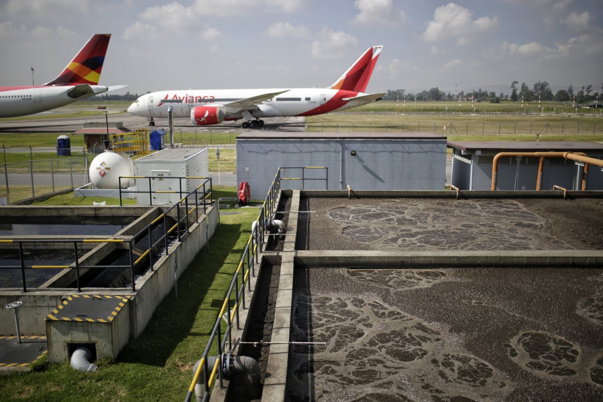 Costo de tiquetes aéreos incrementaría por la devaluación del peso 1 Costo de tiquetes aéreos incrementaría por la devaluación del peso El sector aeronáutico de Colombia expresó su preocupación por la presión que está ejerciendo en el valor de los pasajes la devaluación del peso frente al dólar.