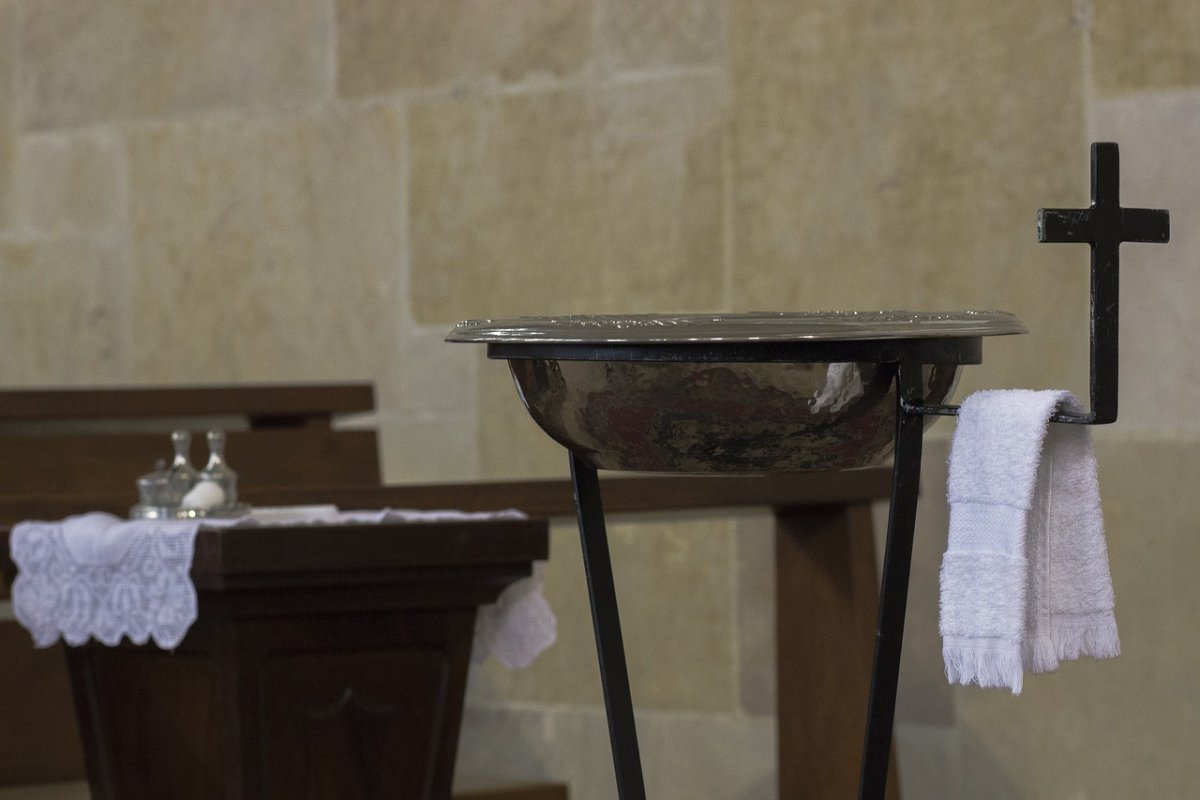 Sacerdote colombiano 'perdió' 20 años de bautizos 2 Sacerdote colombiano 'perdió' 20 años de bautizos El sacerdote colombiano y padre católico en Estados Unidos, Andrés Arango, utilizó un pronombre equivocado en bautizos, lo que hizo que invalidaran el sacramento durante más de 20 años.