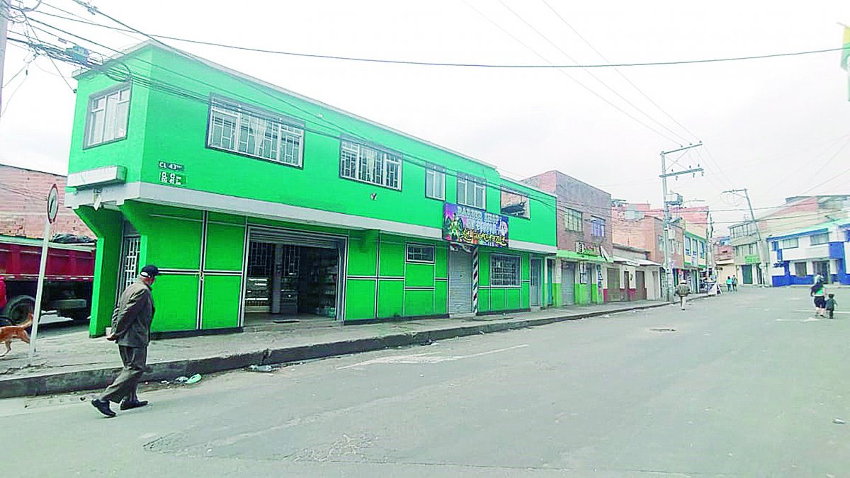 Asesinan a cliente en barbería de Rafael Uribe 1 Asesinan a cliente en barbería de Rafael Uribe Hace dos semanas, a Jonathan Cárdenas Romero intentaron asesinarlo pero no lo lograron. Y, como si se tratara de un milagro, a pesar de que fue herido a bala, salió sano y salvo de un centro asistencial a continuar con su vida. Con lo que no contaba era con que sus verdugos no iban a descansar hasta silenciarlo.