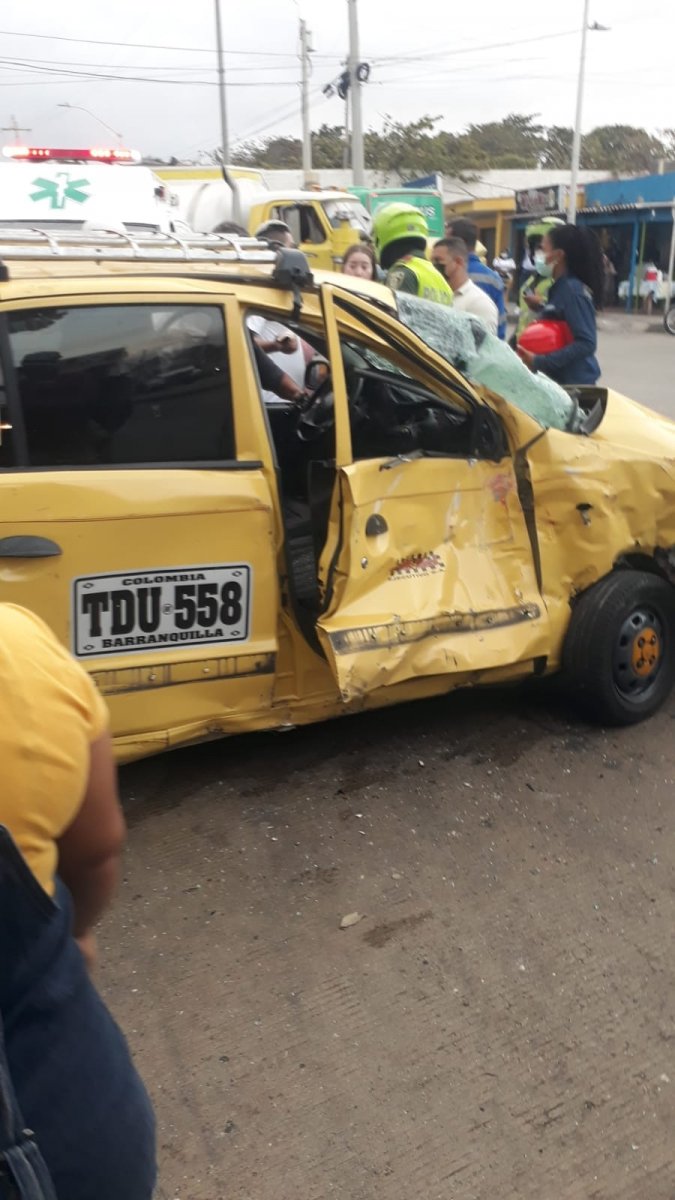 Aparatoso accidente dejó 2 muertos y 4 heridos Un terrible accidente de tránsito que dejó dos personas muertas y cuatro heridas fue reportado por la Secretaría Distrital de Tránsito y Seguridad Vial, este jueves en la mañana en el sector industrial de la Vía 40, en inmediaciones del barrio Las Flores, de Barranquilla.