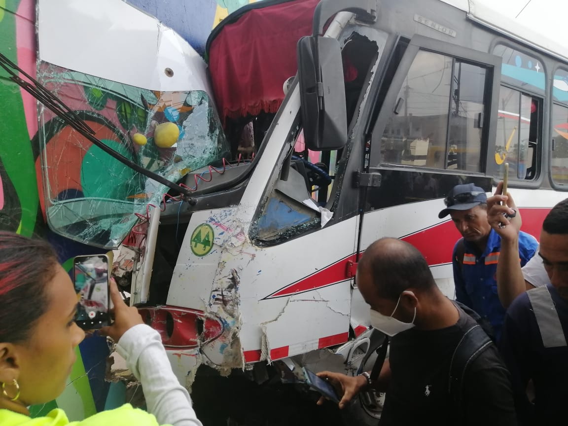 Aparatoso accidente dejó 2 muertos y 4 heridos Un terrible accidente de tránsito que dejó dos personas muertas y cuatro heridas fue reportado por la Secretaría Distrital de Tránsito y Seguridad Vial, este jueves en la mañana en el sector industrial de la Vía 40, en inmediaciones del barrio Las Flores, de Barranquilla.