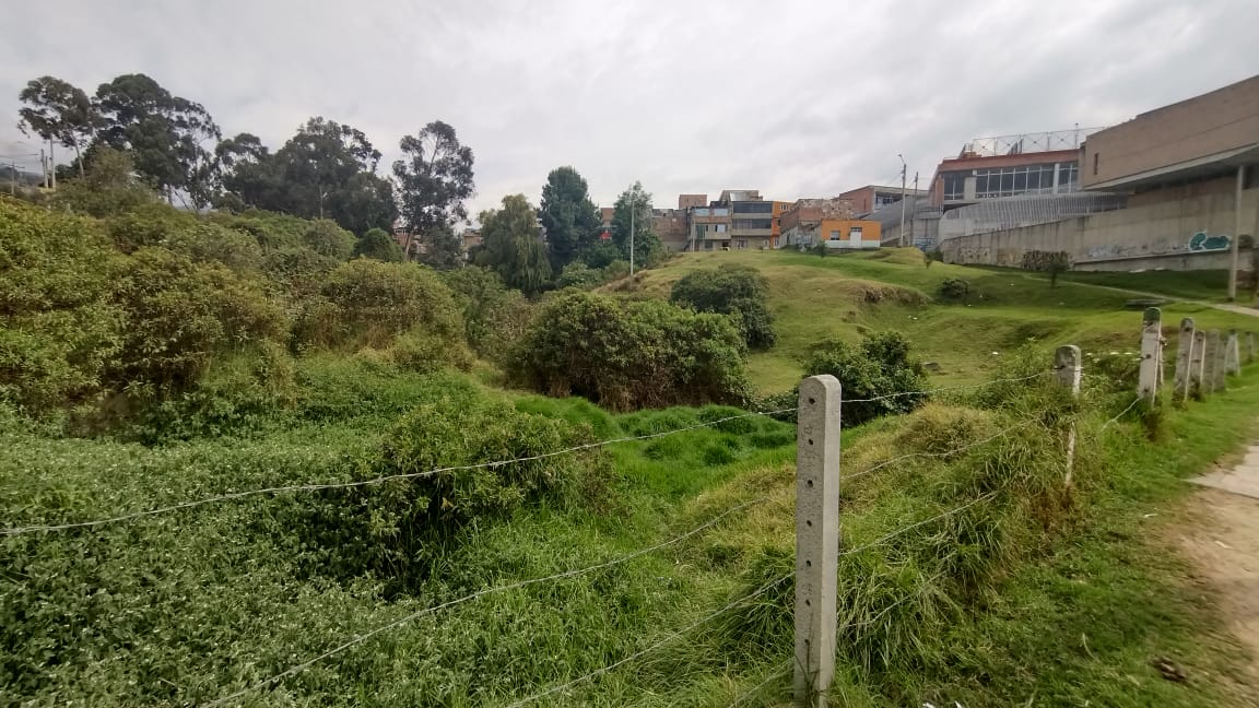 Apareció apuñalado en Barranquillita 1 Apareció apuñalado en Barranquillita Las rondas de patrullaje por el barrio Barranquillita (Usme) culminaron sobre la madrugada de ayer con un terrible y macabro hallazgo. Un hombre fue encontrado sin signos vitales en inmediaciones de un colegio y sobre un lote baldío. El misterio sigue creciendo al rededor de esta muerte violenta, ya que es poco lo que se ha podido esclarecer sobre el crimen perpetrado con cuchillo.