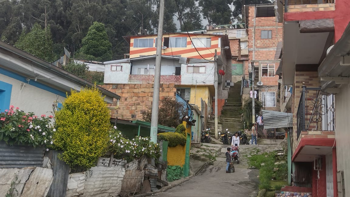 A puñal asesinan a Abel en el barrio La Paz Abel Ubaldo Pineda murió a manos de un despiadado sujeto con el que había tenido problemas durante varios años, pero se habían ido intensificando en las últimas semanas. Su deceso se registró a las 11 de la mañana de este domingo, mientras caminaba por las calles del barrio La Paz, en Santa Fe, en donde vivía y se la pasaba a diario, tal como le dijeron a Q’HUBO los residentes.