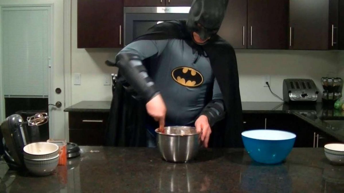 Increíble: en primera cita le apareció como Batman 6 Increíble: en primera cita le apareció como Batman Conocer personas por internet es un boom en diferentes parte del mundo. La pandemia, sin lugar a dudas, acrecentó demasiado esta costumbre, aunque también es cierto que esta moda no es nada nueva y lleva bastante tiempo siendo utilizada. Y aunque muchos usan aplicaciones para conocer gente y se quedan solamente en la virtualidad, hay otros más arriesgados que deciden pasar a la presencialidad, pero esto puede terminar en algo aterrador o divertido, como le pasó a una joven a quien en su primera cita le llegó su 'pretendiente' vestido de Batman.