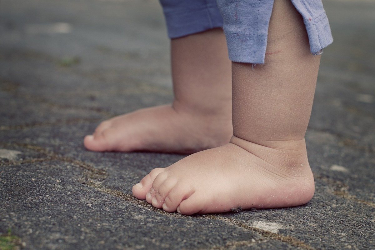 ¡Un milagro! Bebé sobrevivió a caída de un séptimo piso 1 ¡Un milagro! Bebé sobrevivió a caída de un séptimo piso Un pequeño de tan solo un año cayó al vacío desde el séptimo piso de un edificio, tras un aparente descuido por parte de su madre. El accidente ocurrió este lunes 14 de febrero en el Conjunto Residencial Portal de Soledad, en el Atlántico.