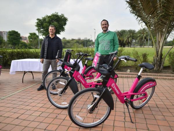 Bogotá se monta en bicis compartidas La Secretaría de Movilidad de Bogotá y la compañía brasileña Tembici firmaron el contrato a través del cual dan inicio al sistema de bicis compartidas, evento en el cual dieron a conocer las características de este servicio que entrará a funcionar en aproximadamente tres meses.
