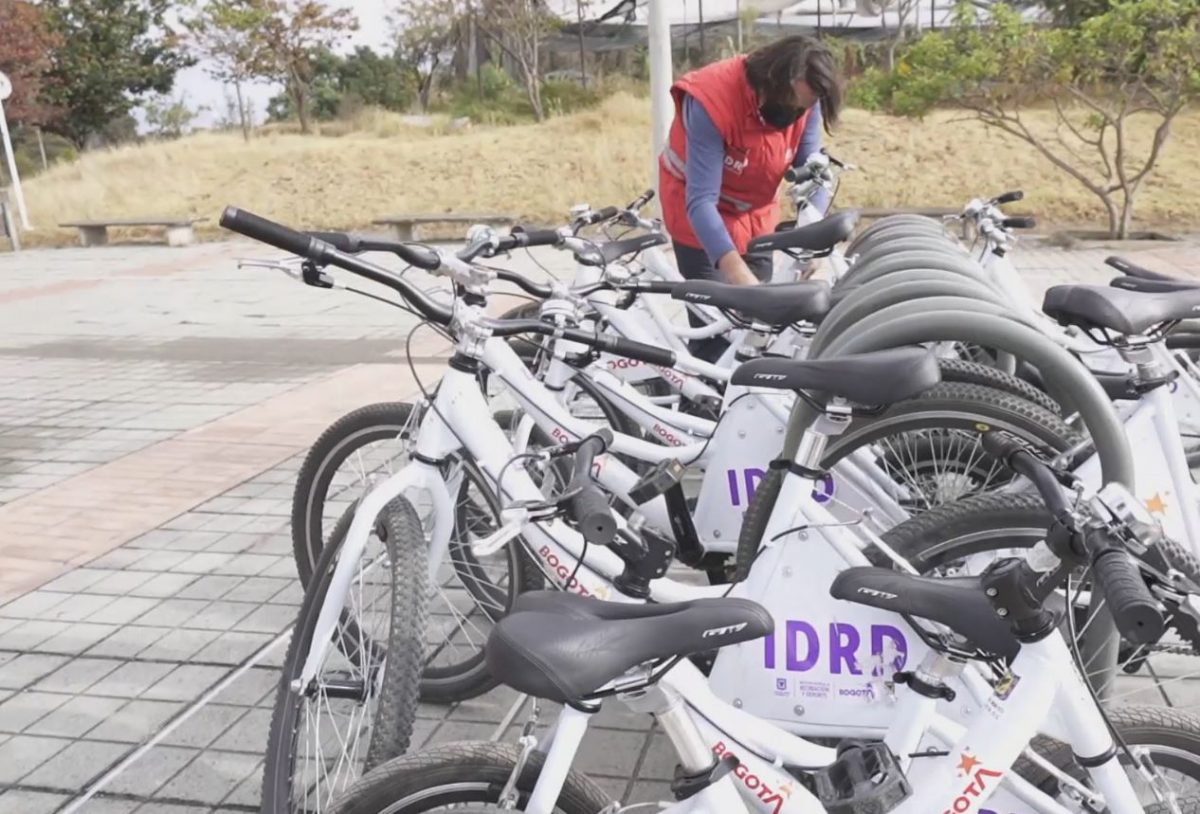 506 bicicletas nuevas a disposición de los bogotanos 1 506 bicicletas nuevas a disposición de los bogotanos Con el fin de fortalecer los programas 'Al Trabajo en Bici' y 'Escuela de la Bicicleta', el Instituto Distrital de Recreación y Deporte (IDRD) acaba de adquirir 506 nuevas bicicletas que estarán a disposición de los bogotanos que deseen realizar actividad física.