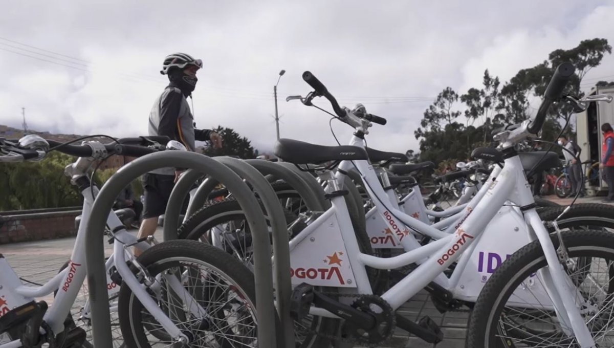 506 bicicletas nuevas a disposición de los bogotanos 2 506 bicicletas nuevas a disposición de los bogotanos Con el fin de fortalecer los programas 'Al Trabajo en Bici' y 'Escuela de la Bicicleta', el Instituto Distrital de Recreación y Deporte (IDRD) acaba de adquirir 506 nuevas bicicletas que estarán a disposición de los bogotanos que deseen realizar actividad física.