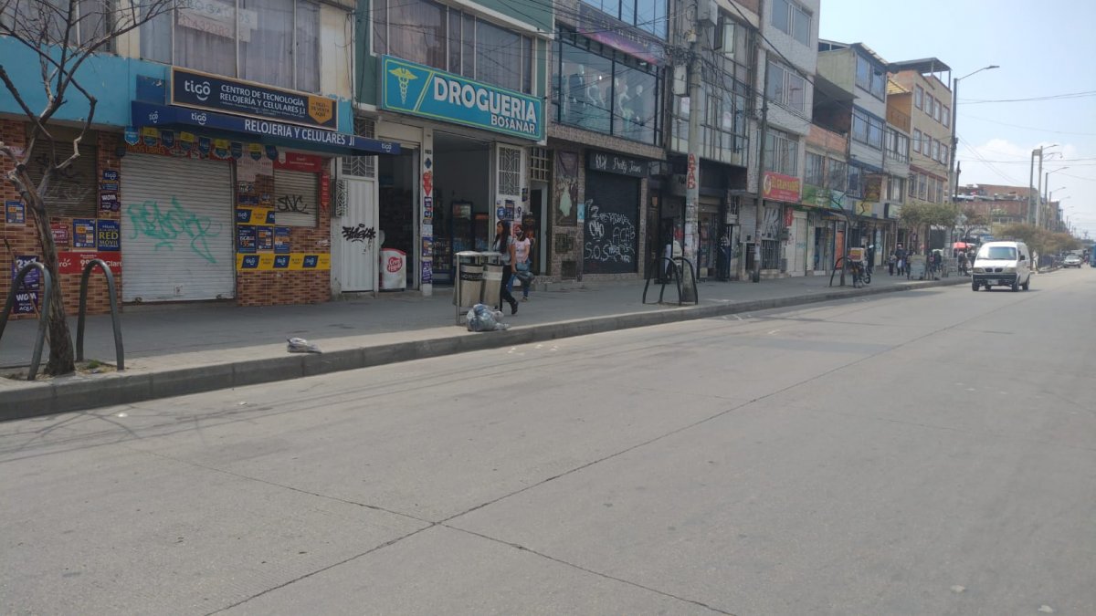 Trágica muerte de menor con bicitaxi El grito de una mujer y un fuerte estruendo fue lo primero que escucharon los comerciantes de una vía principal en el barrio Brasil de Bosa, segundos antes de que un menor de edad perdiera la vida de manera repentina y trágica.