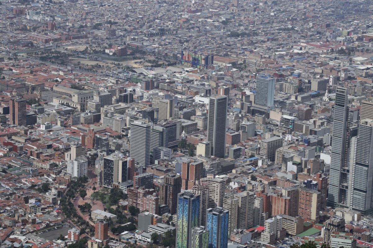 Bogotá levantó alerta ambiental por calidad del aire 2 Bogotá levantó alerta ambiental por calidad del aire Este jueves la Alcaldía de Bogotá levantó la alerta ambiental Fase 1, decretada el pasado sábado 5 de febrero, por la calidad del aire en la ciudad que venía presentando afectación por el material particulado proveniente de los incendios forestales registrados en las últimas semanas en el sur del país.