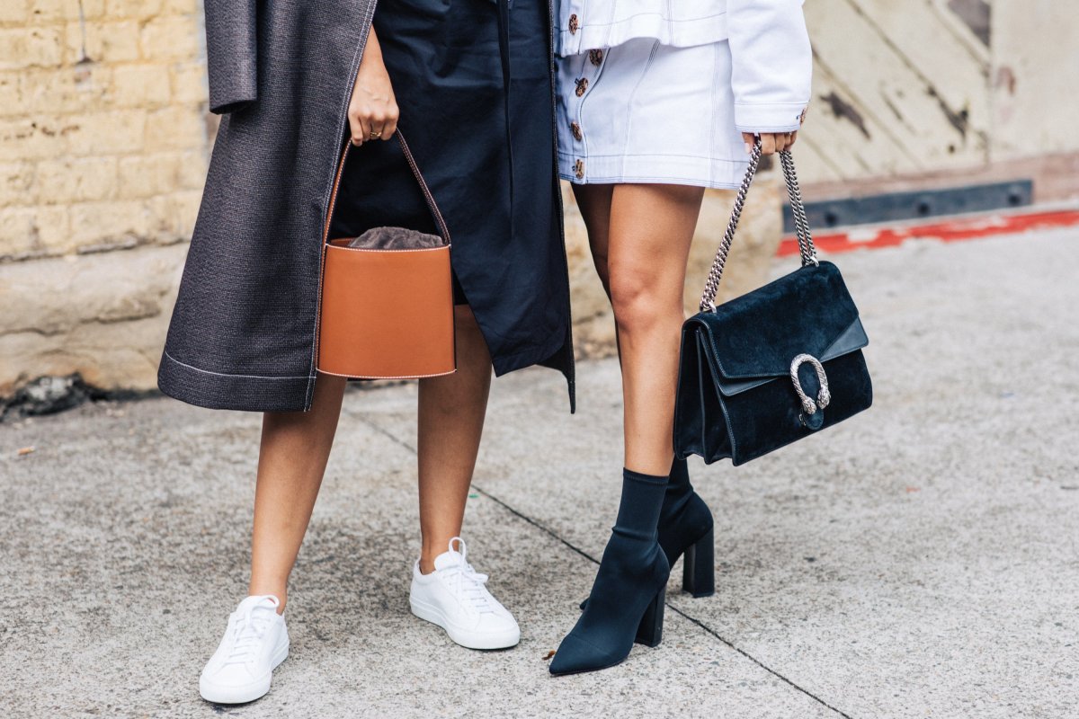 Los bolsos de moda para lucir esta temporada 2 Los bolsos de moda para lucir esta temporada Para muchas mujeres el mejor accesorio es un bolso. Y es que no nos digamos mentiras, ellos son los aliados para guardar todo lo que una mujer necesita para verse linda. Maquillaje, productos de aseo, ropa y mucho más se puede llevar en ellos, eso sí, dependiendo de su tamaño y para la ocasión que se use.