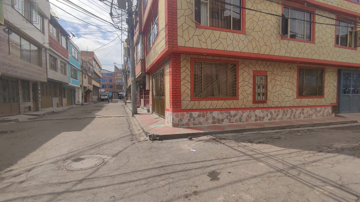 A 'La Nutria' lo asesinaron con cuchillo en el barrio Villa Sonia II 1 A 'La Nutria' lo asesinaron con cuchillo en el barrio Villa Sonia II A Óscar no le encontraron ni una gota de sangre en la ropa, como tampoco había lago hemático alrededor de su cuerpo, pero cuando le abrieron la camisa que llevaba puesta, las autoridades le hallaron una herida en el tórax, producida con un cuchillo de acero.