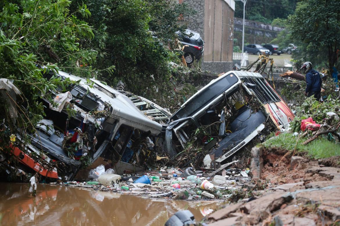 Tragedia en Brasil deja más de 100 muertos por numerosos deslizamientos 1 Tragedia en Brasil deja más de 100 muertos por numerosos deslizamientos Rescatistas y voluntarios continúan desesperadamente en la búsqueda de más desaparecidos por las lluvias torrenciales que ya dejaron 104 muertos en la ciudad de Petrópolis, en Brasil.