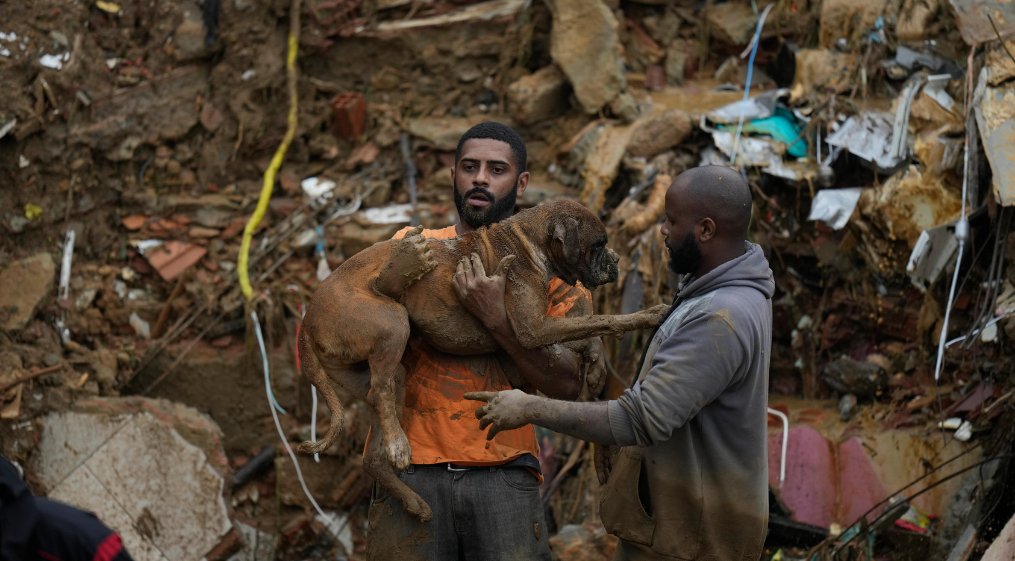 Tragedia en Brasil deja más de 100 muertos por numerosos deslizamientos 1 Tragedia en Brasil deja más de 100 muertos por numerosos deslizamientos Rescatistas y voluntarios continúan desesperadamente en la búsqueda de más desaparecidos por las lluvias torrenciales que ya dejaron 104 muertos en la ciudad de Petrópolis, en Brasil.