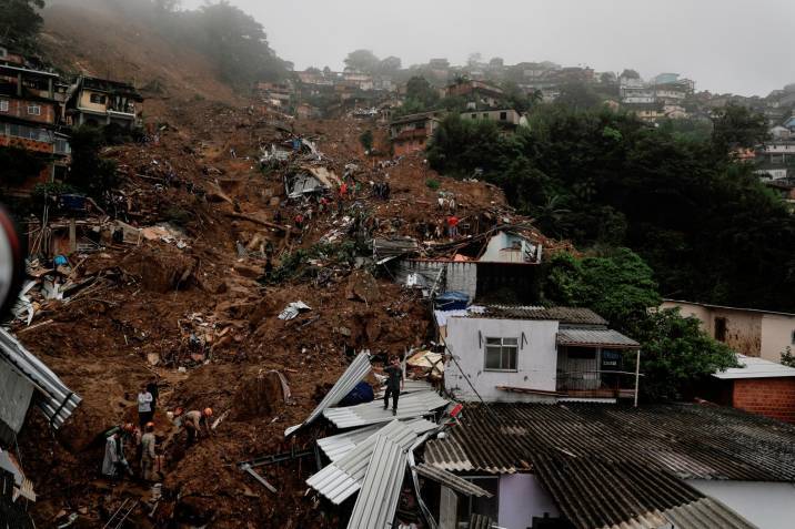 Tragedia en Brasil deja más de 100 muertos por numerosos deslizamientos 2 Tragedia en Brasil deja más de 100 muertos por numerosos deslizamientos Rescatistas y voluntarios continúan desesperadamente en la búsqueda de más desaparecidos por las lluvias torrenciales que ya dejaron 104 muertos en la ciudad de Petrópolis, en Brasil.
