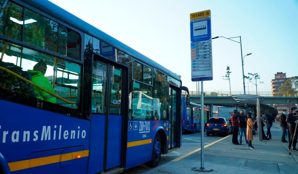 Atacan con arma blanca a mujer en medio de atraco en bus del SITP La inseguridad es tema de todos los días en Bogotá y el país, y es que a pesar del esfuerzo de las autoridades por combatir la delincuencia, este delito parece no tener fin. En un nuevo hecho de inseguridad, una mujer fue lesionada en medio de un atraco en medio de un hurto dentro de un bus del SITP.