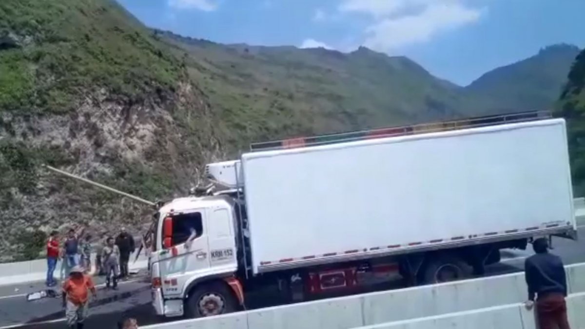Fatal accidente de bus deja cuatro muertos En la vía entre Pasto e Ipiales (Nariño) se registró este jueves el fatal accidente de un bus de una empresa de transporte especial, que viajaba con migrantes venezolanos hasta la ciudad fronteriza, y se volcó al parecer producto de una falla mecánica en los frenos.