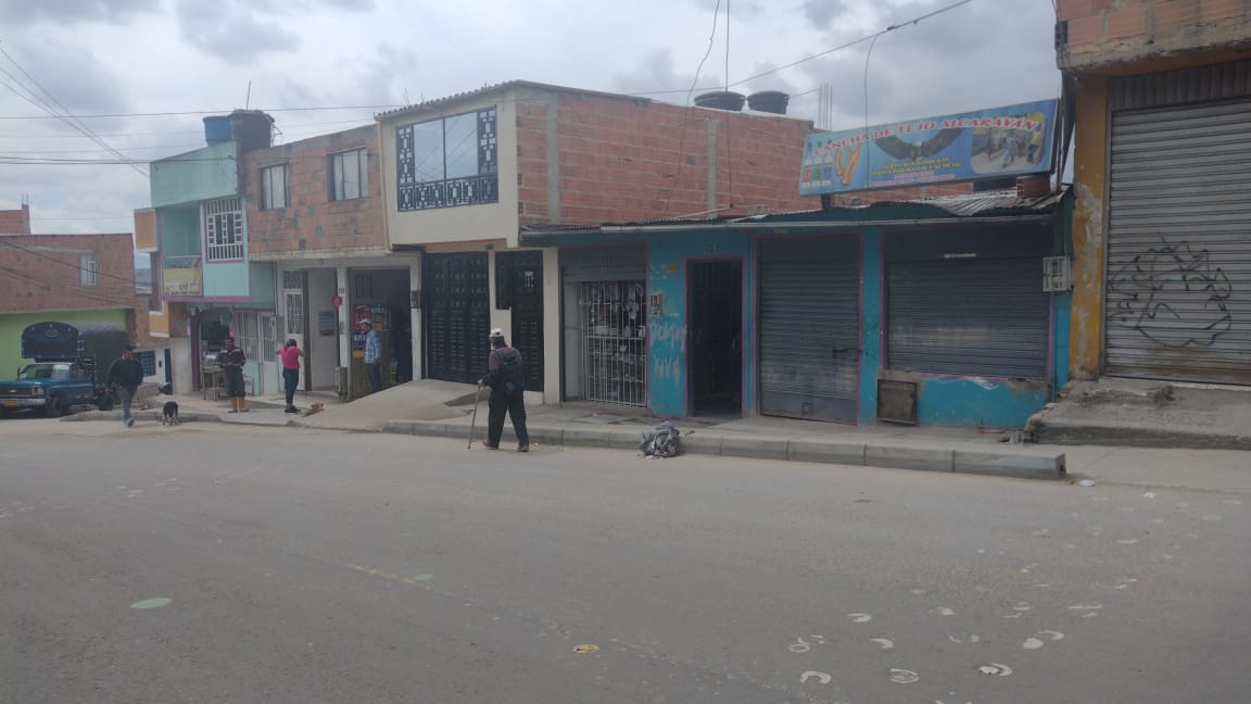 Baleado en un andén de Santa Viviana La música sonaba tan duro que el parlante del que provenía la melodía alcanzaba a escucharse un poco ronco y distorsionado. A veces, la canción era opacada cuando estallaba una mecha al interior de la cancha de tejo y el sonido salía por la puerta azul, para impactar con los oídos de quienes departían en el andén, en donde permanecía un hombre con varios conocidos, quienes minutos después serían testigos de su crimen.