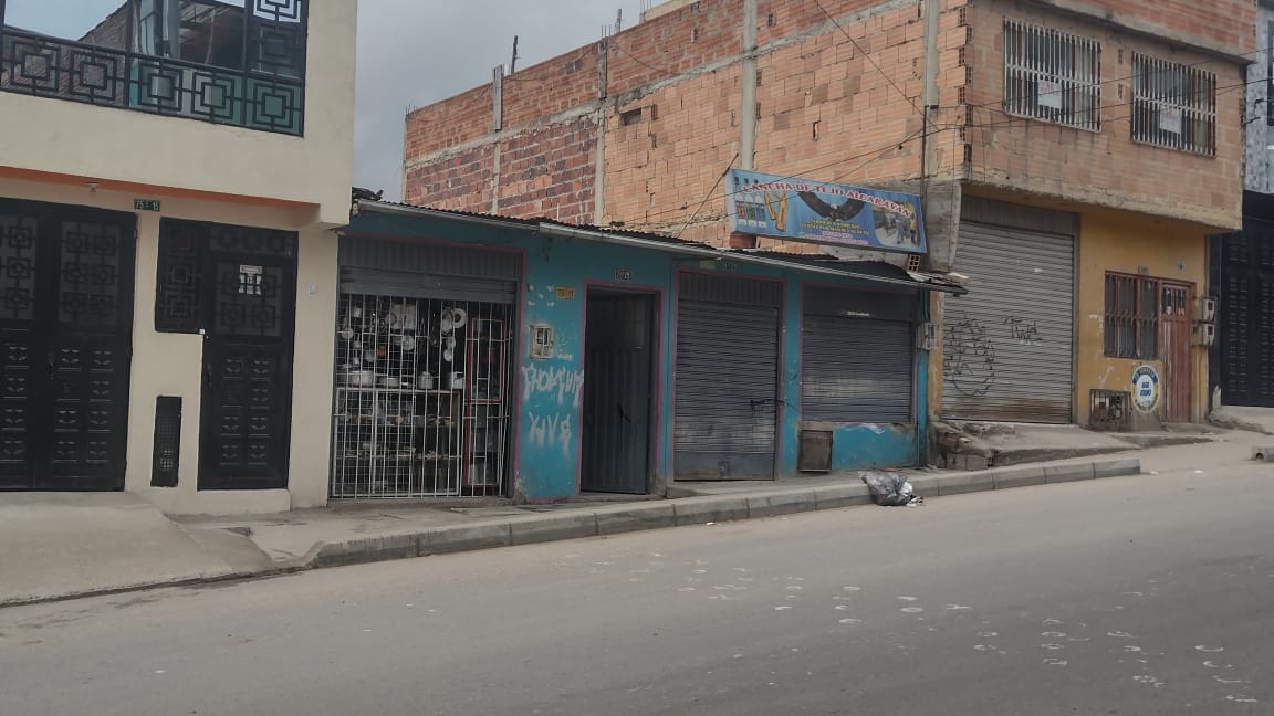 Baleado en un andén de Santa Viviana La música sonaba tan duro que el parlante del que provenía la melodía alcanzaba a escucharse un poco ronco y distorsionado. A veces, la canción era opacada cuando estallaba una mecha al interior de la cancha de tejo y el sonido salía por la puerta azul, para impactar con los oídos de quienes departían en el andén, en donde permanecía un hombre con varios conocidos, quienes minutos después serían testigos de su crimen.
