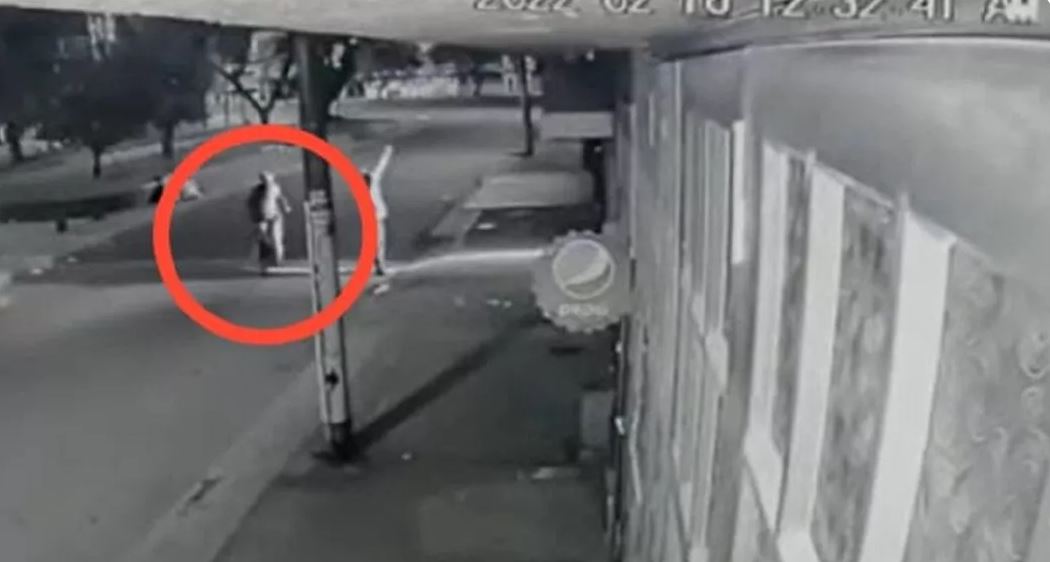 EN VIDEO: Hombre en Kennedy prendió fuego a una casa con varias familias adentro Un hombre que se desplazaba en su bicicleta de noche por el barrio Britalia, en la localidad de Kennedy, sin ningún pudor o dimensión por las consecuencias, roció gasolina sobre una vivienda para posteriormente prenderle fuego.