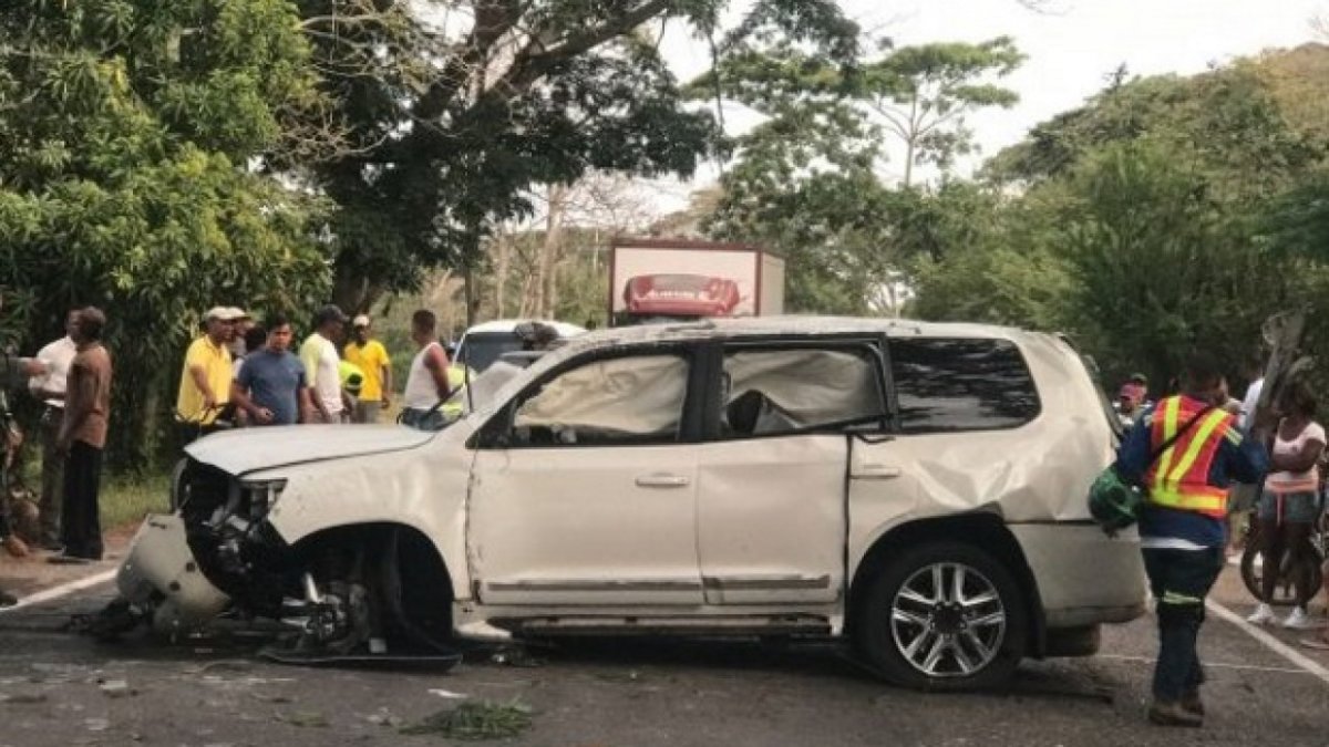 Condenan a 32 meses de cárcel a conductor de Martín Elías por su muerte 2 Condenan a 32 meses de cárcel a conductor de Martín Elías por su muerte Un juez condenó a 32 meses de prisión domiciliaria a Armando León Quintero, el conductor del cantante Martín Elías, quien falleció en un accidente de tránsito el 14 de abril de 2017, por el delito de homicidio culposo.