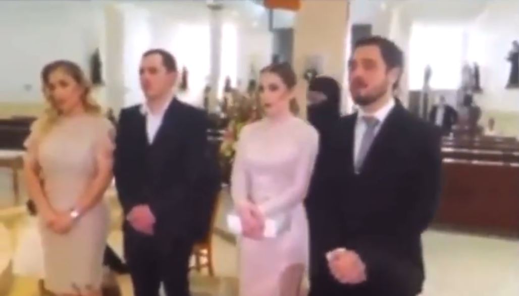 En Video: Capturan a narco en pleno bautizo En un video que se ha hecho viral en las redes sociales, quedó registrado el insólito momento en el que un temido narco es arrestado en plena ceremonia religiosa en México y por la Armada de ese país.