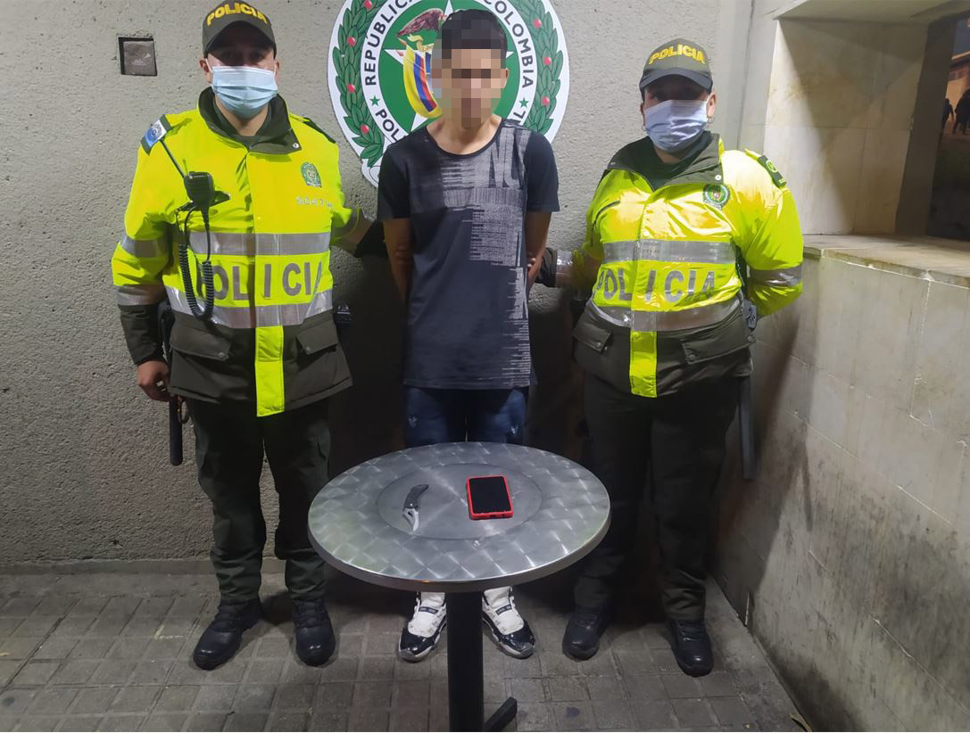 Terrible agresión a mujer por no dejarse robar en Ciudad Bolívar 1 Terrible agresión a mujer por no dejarse robar en Ciudad Bolívar La inseguridad es todo un dolor de cabeza para los ciudadanos en la capital del país. Y es que pese a las labores de las autoridades para frenar la delincuencia, este flagelo parece no tener fin. Recientemente, se conoció que una mujer en la localidad de Ciudad Bolívar fue brutalmente atacada por un ladrón.
