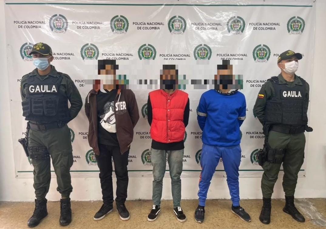 Caen tras extorsionar a estudiante con imágenes con contenido sexual 2 Caen tras extorsionar a estudiante con imágenes con contenido sexual Tres delincuentes fueron capturados por integrantes del Gaula Cundinamarca, minutos después de que recibieran una suma de dinero a una mujer a cambio de no revelar imágenes con contenido sexual. El hecho ocurrió en el municipio de Cundinamarca.