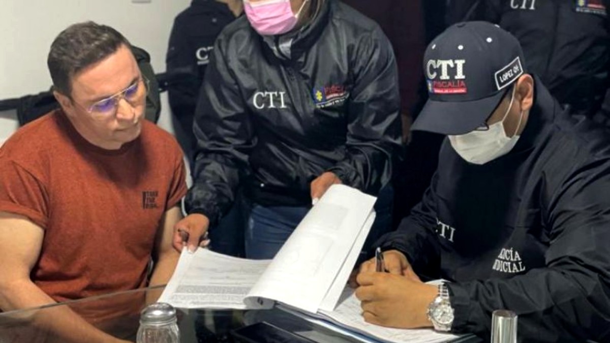 Yhonier Leal insiste a sus familiares que es inocente Yhonier Leal estaría realizando llamadas desde una celda en el búnker de la Fiscalía a sus familiares. Justamente la denuncia la realizó una de sus primas a la emisora 'Blu Radio' donde dijo que el declarado asesino está comunicándose con ellos.