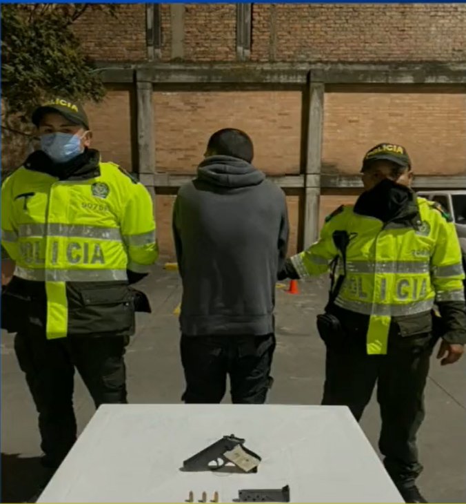 EN VIDEO: A prisión por dispararles a tres sujetos en Los Mártires 2 EN VIDEO: A prisión por dispararles a tres sujetos en Los Mártires La Fiscalía logró en las últimas horas la judicialización de Emmanuel Serjen Méndez, quien es señalado de, el pasado domingo 13 de febrero, abordar a tres personas y atacarlas con arma de fuego en el barrio Ricaurte (Los Mártires).